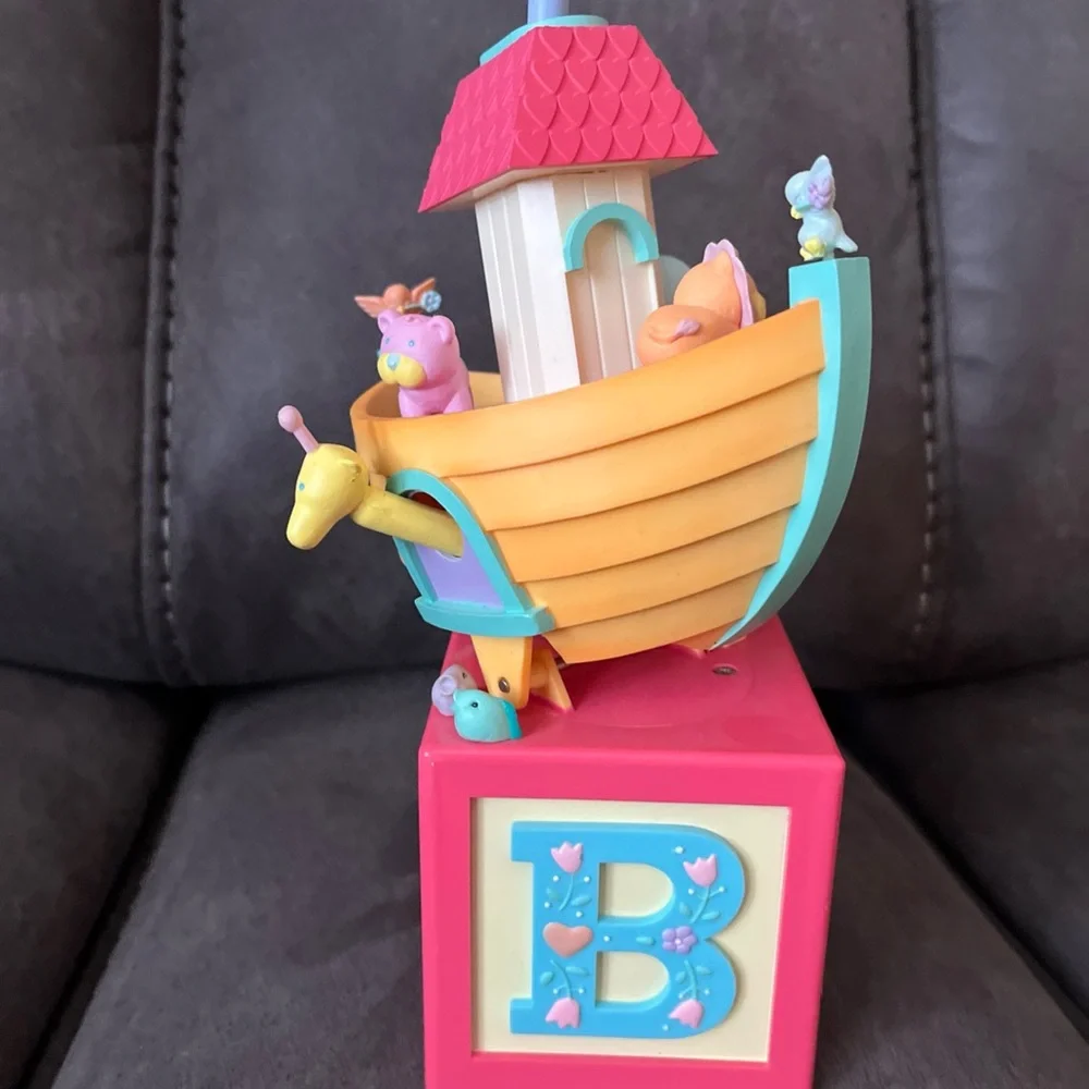 Vintage Enesco Moments Collection, musical Noah's Ark. Perfect!